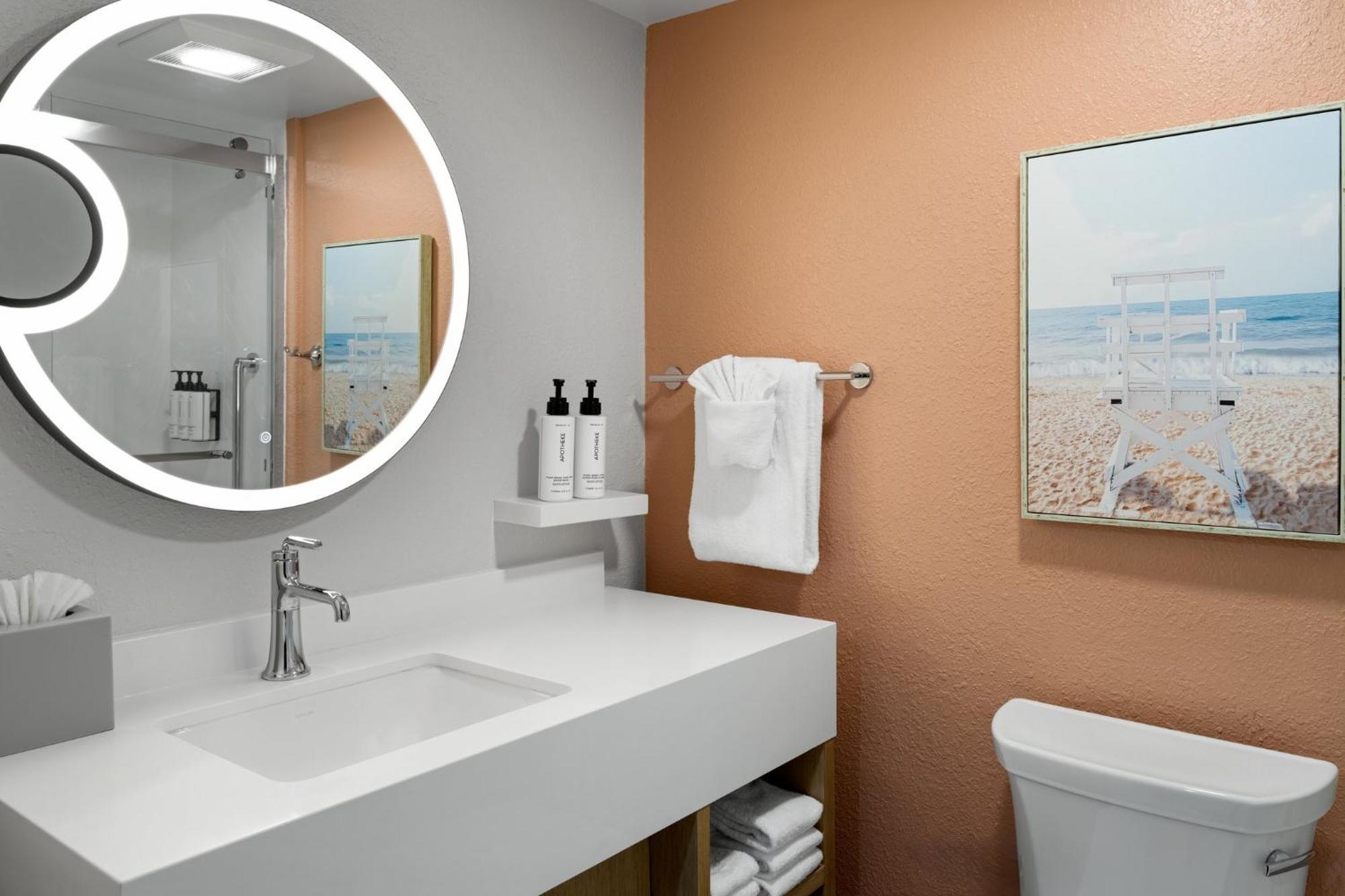 Standard King Room with Roll In Shower and Oceanfront - Mobility Accessible